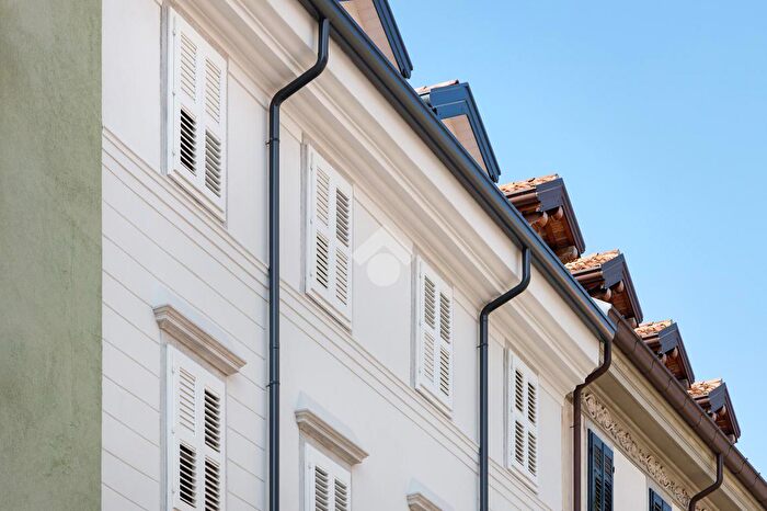 Appartamento trilocale in vendita in Via Valdirivo, Trieste