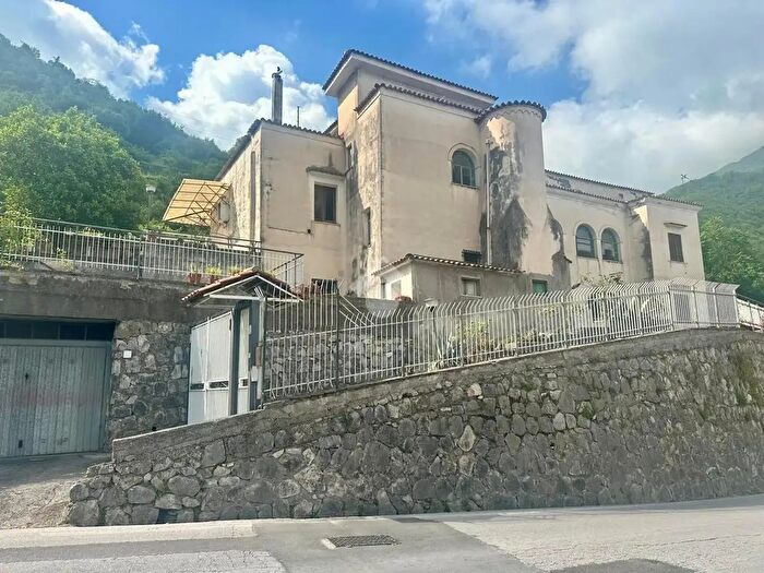 Casa con 16 locali in vendita in Via F R Giordano, Corbara