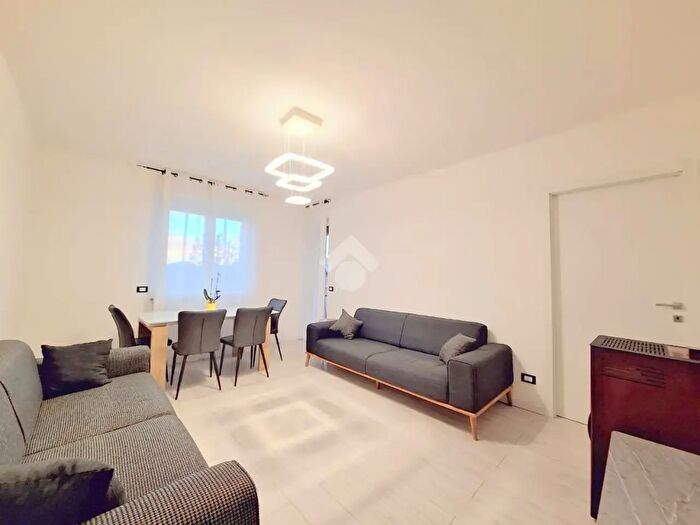 Appartamento quadrilocale in vendita in Via Sacco E Vanzetti, Como