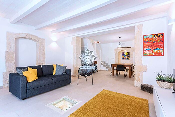 Appartamento con 6 locali in vendita in Via Senatore Moscuzza, Siracusa