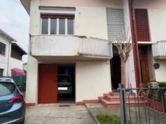 Casa con 6 locali in vendita in Suzzara