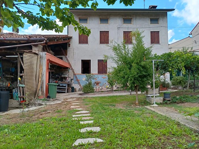 Casa con 5 locali in vendita in Montecchio Maggiore