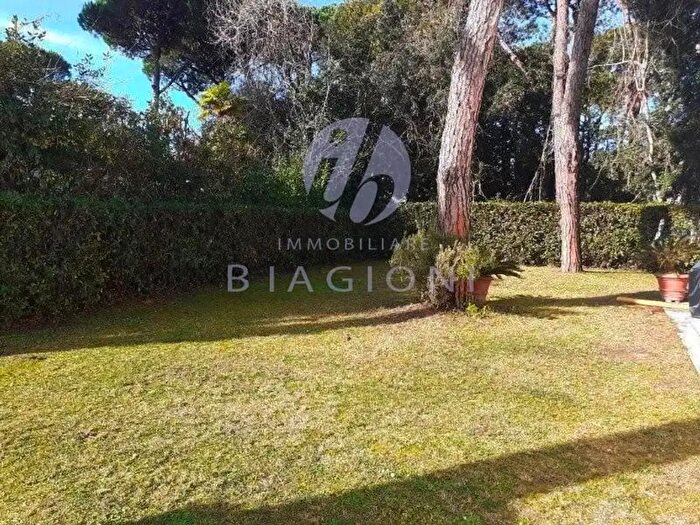 Appartamento con 6 locali in vendita in Massa