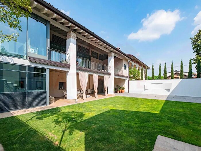 Casa con 18 locali in vendita in Via Clemente Rivetti, Rovato