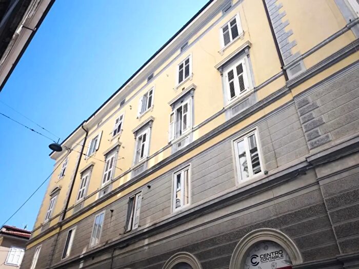 Appartamento trilocale in vendita in Via del Toro, Trieste