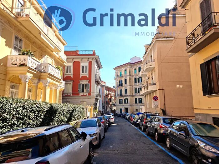 Appartamento trilocale in vendita in Via Antonio Mancini, Napoli