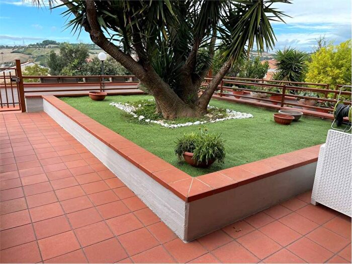 Casa con 6 locali in affitto in Q, Ancona