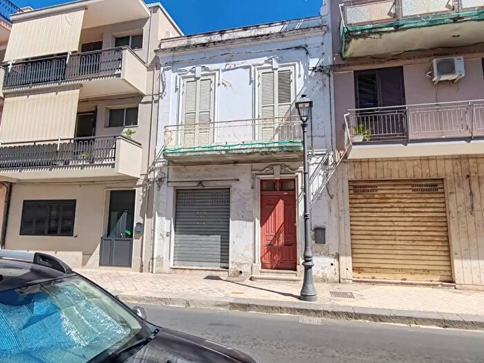Casa con 11 locali in vendita in Corso Vittorio Emanuele, Floridia