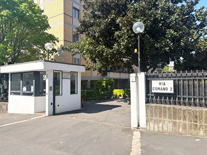 Appartamento con 6 locali in vendita in Via Comano, Roma