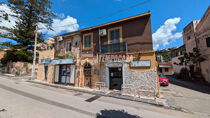 Appartamento trilocale in vendita in Via Comunale Camaro, Messina