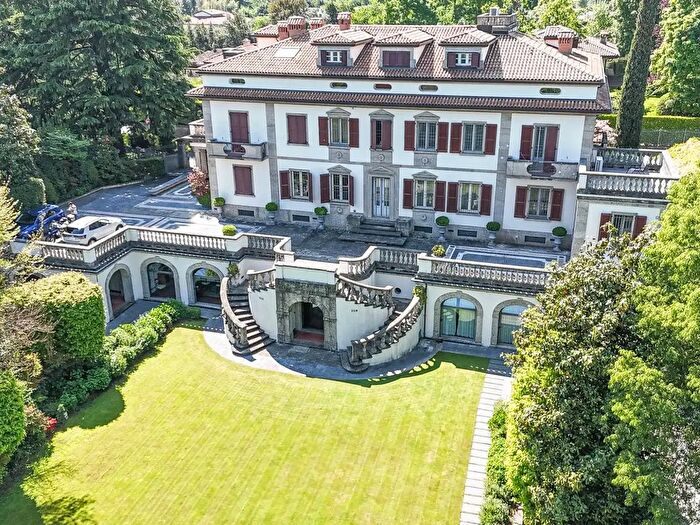 Casa con 10 locali in vendita in Via Gaetano Donizetti, Brembate Di Sopra