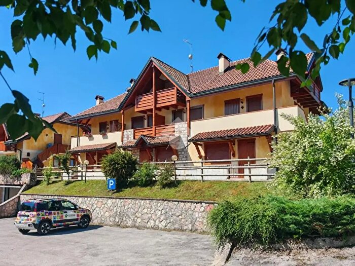 Appartamento trilocale in vendita in Via Brunialti, Roana