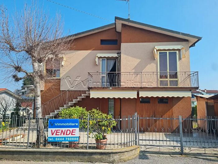 Casa con 9 locali in vendita in Viale Ungheria, Noventa Vicentina