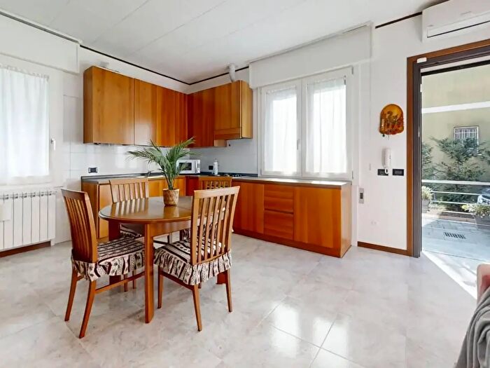 Appartamento trilocale in affitto in Via Sem Benelli, Venezia