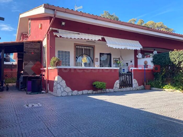 Casa quadrilocale in vendita in Via Metauro, Ardea