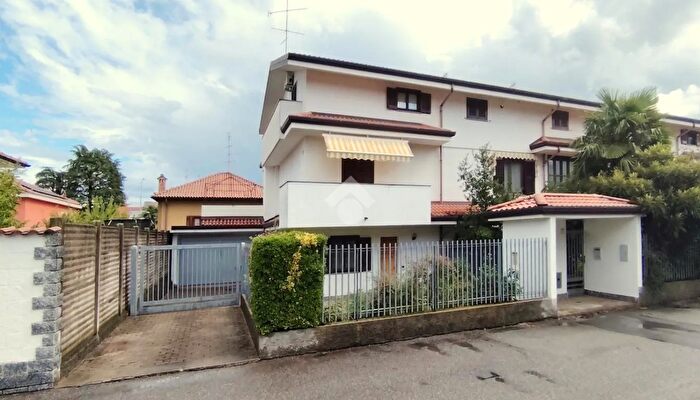 Casa quadrilocale in vendita in Via Adige, Nerviano