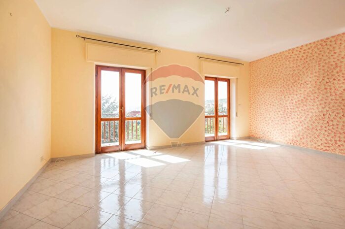 Appartamento con 6 locali in vendita in Via Vittorio Emanuele, Aci Catena