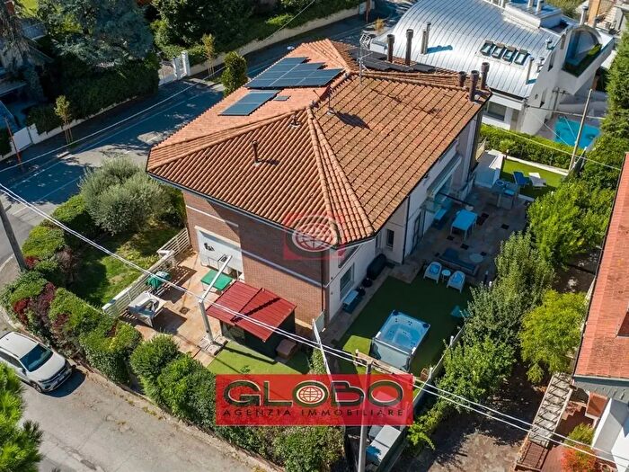 Casa con 5 locali in vendita in Cesena