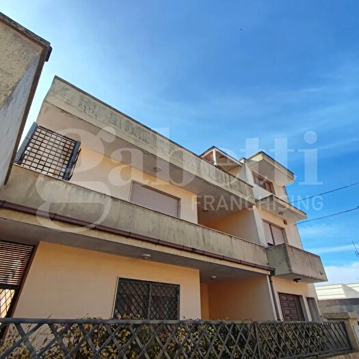 Appartamento con 6 locali in vendita in Racale