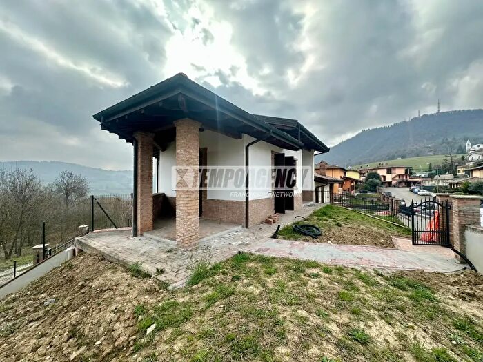 Casa trilocale in vendita in Via Zebio Cotal, Serramazzoni