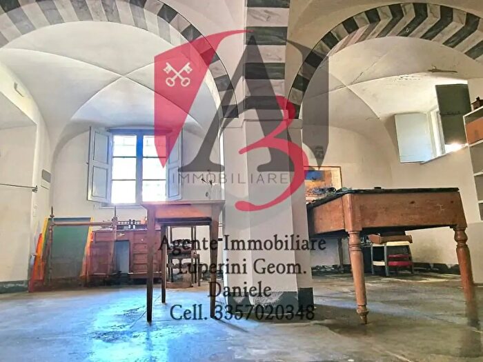 Casa con 14 locali in vendita in Calci