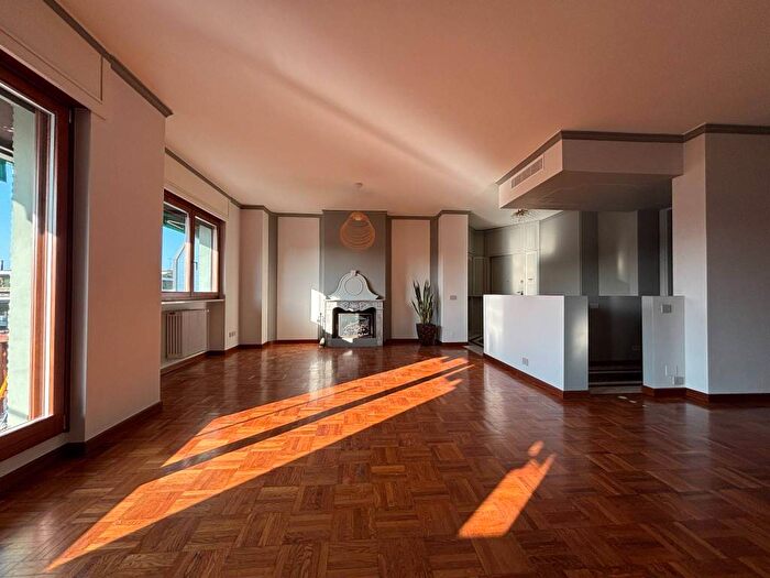 Casa con 6 locali in affitto in Dezza, Milano