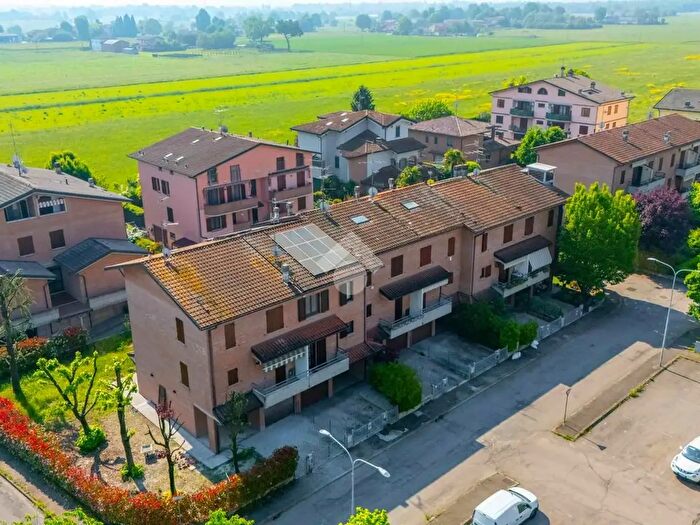 Casa con 6 locali in vendita in Via Nino Ibatici, Reggio Emilia