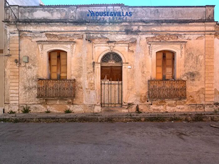 Casa quadrilocale in vendita in Via G Gozzo, Avola