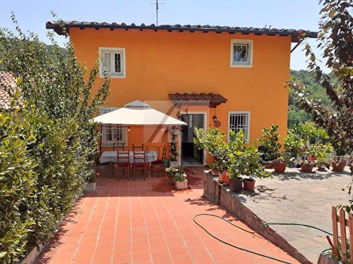 Casa con 6 locali in vendita in Via di Mastiano E Gugliano, Lucca