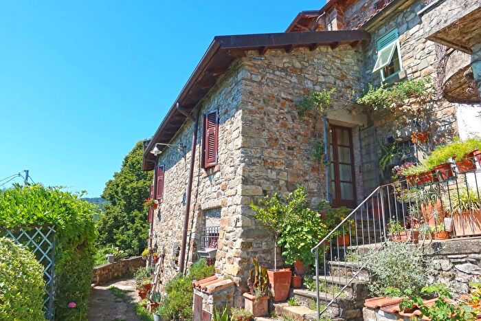 Casa con 11 locali in vendita in Bagnone