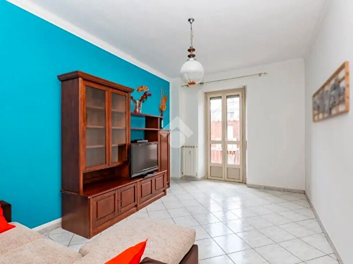 Appartamento trilocale in vendita in Via Omegna, Torino