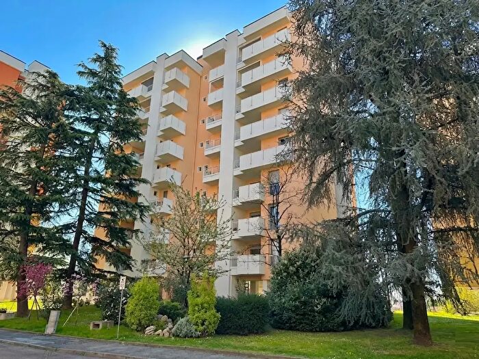 Appartamento quadrilocale in vendita in Via Sporting Mirasole, Opera
