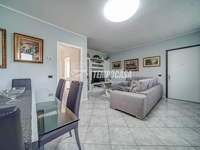 Appartamento trilocale in vendita in Via Massimo dAntona, Castelletto Sopra Ticino