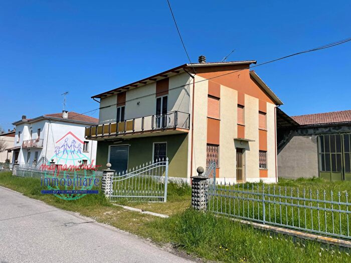 Casa con 9 locali in vendita in Via Paratore, Cento