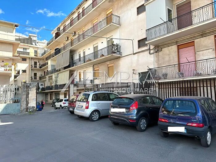 Appartamento con 8 locali in vendita in Via Catanzaro, Adrano