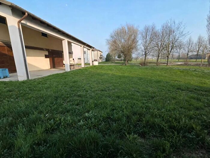 Casa con 10 locali in vendita in Via Valli, Mirandola