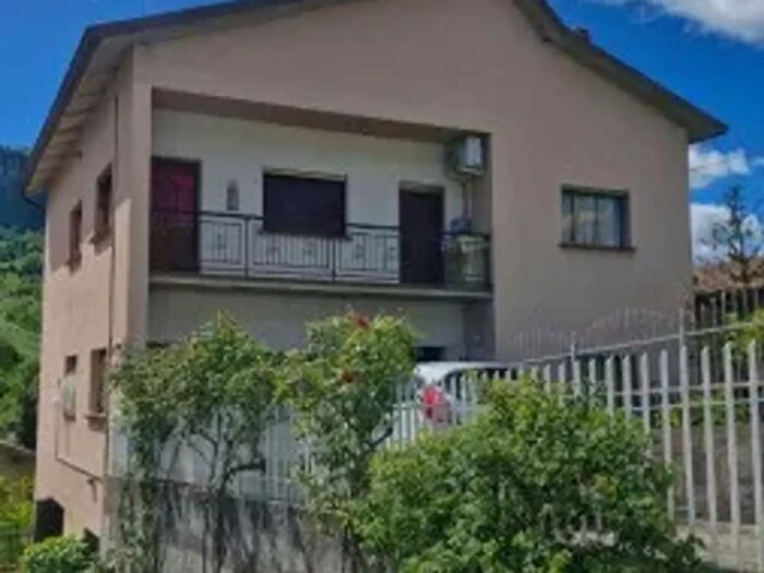 Appartamento con 6 locali in vendita in Viale Enzo Bagnoli, Castelnovo Ne' Monti
