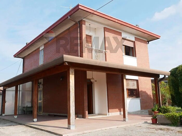 Casa con 7 locali in vendita in Via Codiferro Basso, Tresignana