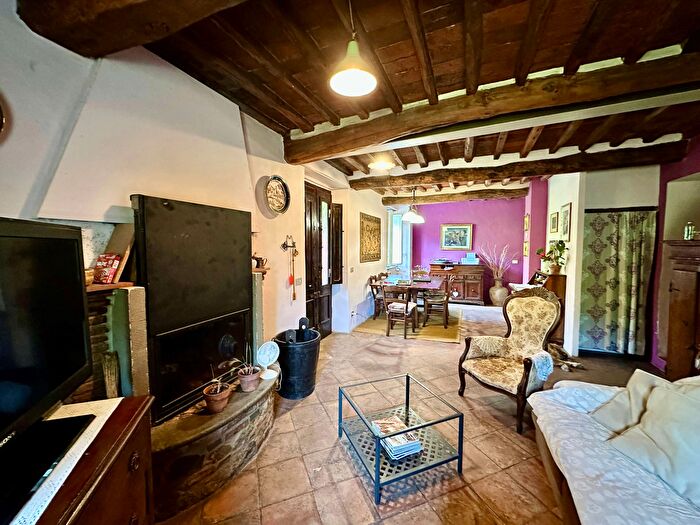 Casa con 8 locali in vendita in Lucca
