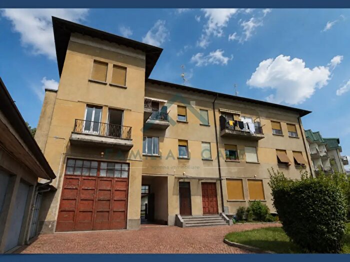Appartamento trilocale in vendita in Via Alessandro Volta, Gazzada Schianno