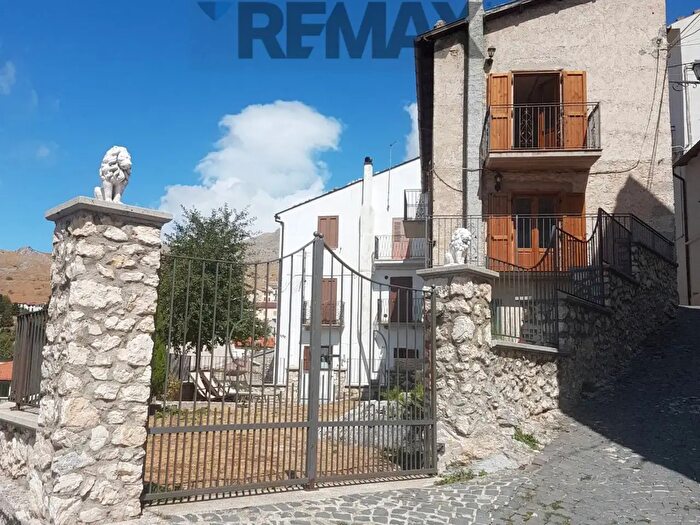 Casa con 5 locali in vendita in Via della Pineta, Castel Del Monte