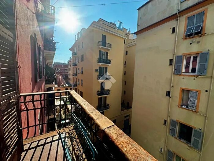 Appartamento con 6 locali in vendita in Via Agostino Castelli, Genova