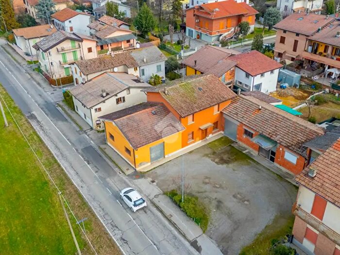 Casa con 8 locali in vendita in Villa Singola con Capannone Via Dante Freddi, Reggio Emilia
