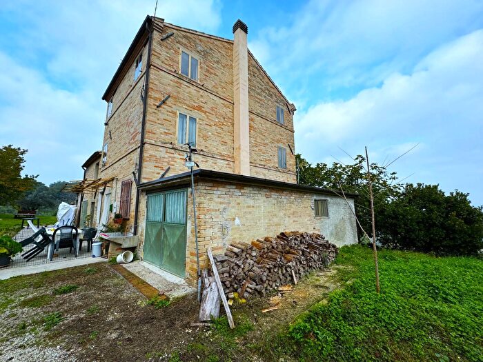 Casa con 10 locali in vendita in Via San Pietro Martire Snc, Montottone