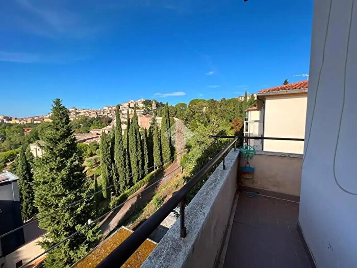 Appartamento con 5 locali in vendita in Via Cesare Massari, Perugia