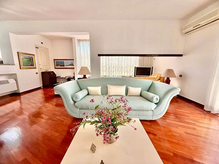 Casa con 7 locali in vendita in Piazza del Consorzio Anzio, Anzio