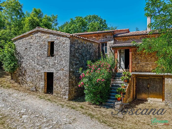 Casa con 5 locali in vendita in Semproniano