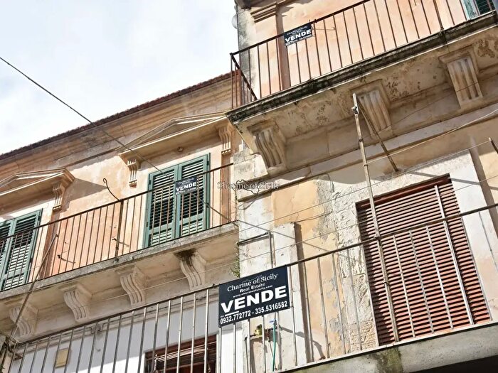 Casa con 6 locali in vendita in Via Marchesa Tedeschi, Modica