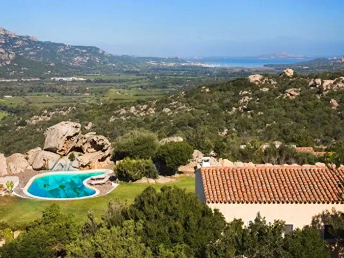 Casa con 6 locali in vendita in Via Buddeu, Arzachena