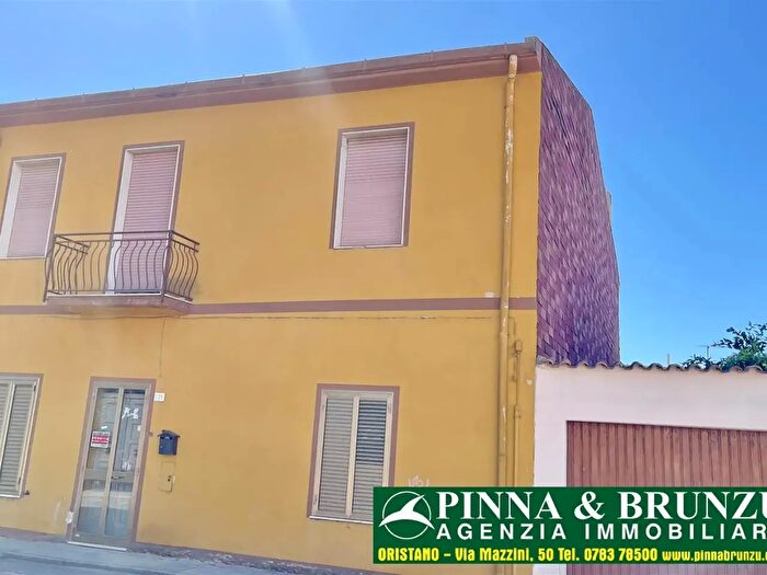 Casa con 8 locali in vendita in Via Dante, Santa Giusta